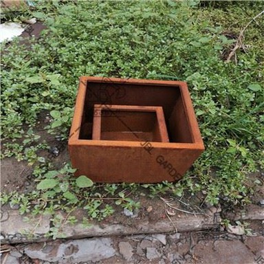 Planter s 4 noge