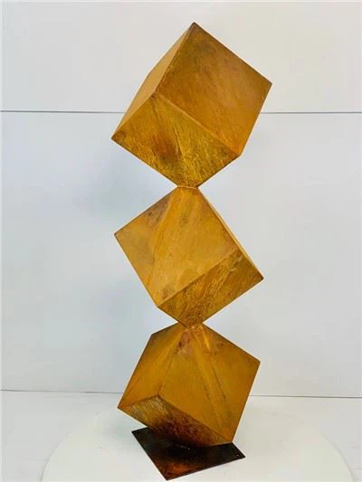 Velika čelična skulptura Trinity Corten na otvorenom