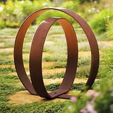 Rđava metalna prstenasta skulptura