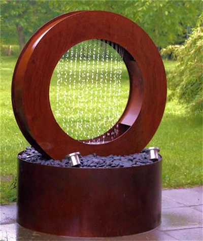 Minimalistička vanjska skulptura u vrtu Corten Moon